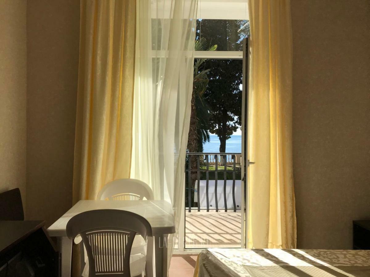 Lazurniy Bereg Hotell Gagra Exteriör bild